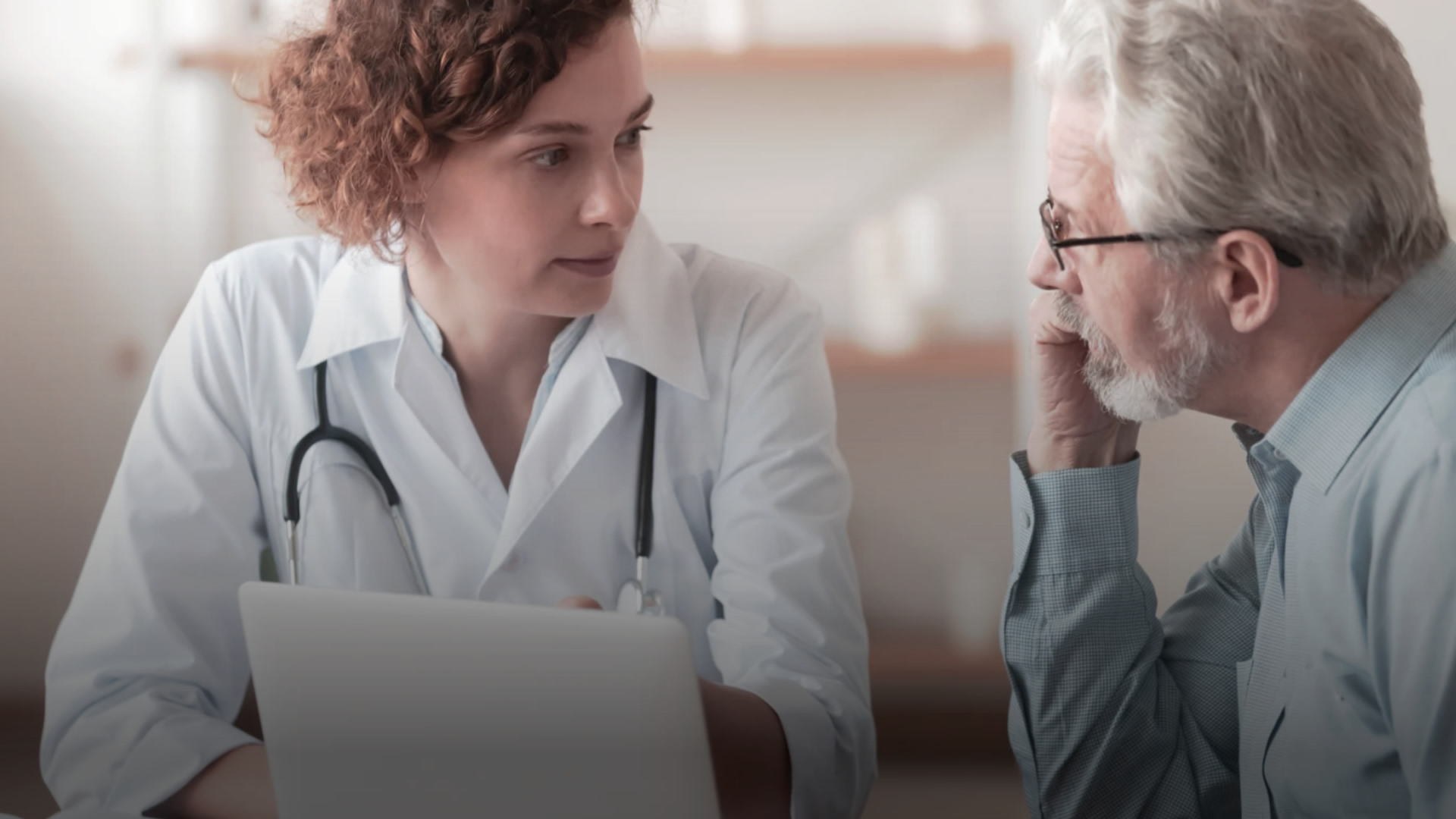 Un medico misura la pressione ad un paziente