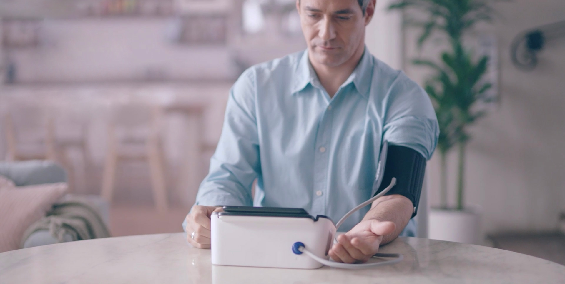 Un medico misura la pressione ad un paziente